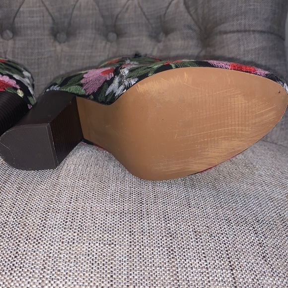 Embroidered Heel Boots, Flower Pattern - Picture 8 of 10